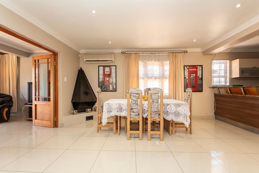 6 Bedroom Property for Sale in Vredekloof Heights Western Cape